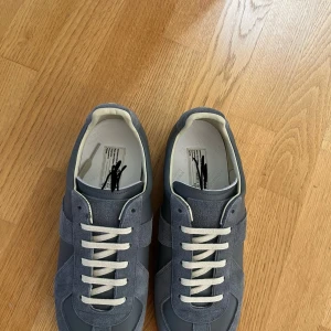 Maison Margiela blå sneakers - Maison Margiela sneakers i blå färg. Helt nya. Box ingår. Stolen 41. Fråga vid fundering. Inga defekter. Dm innan köp. 