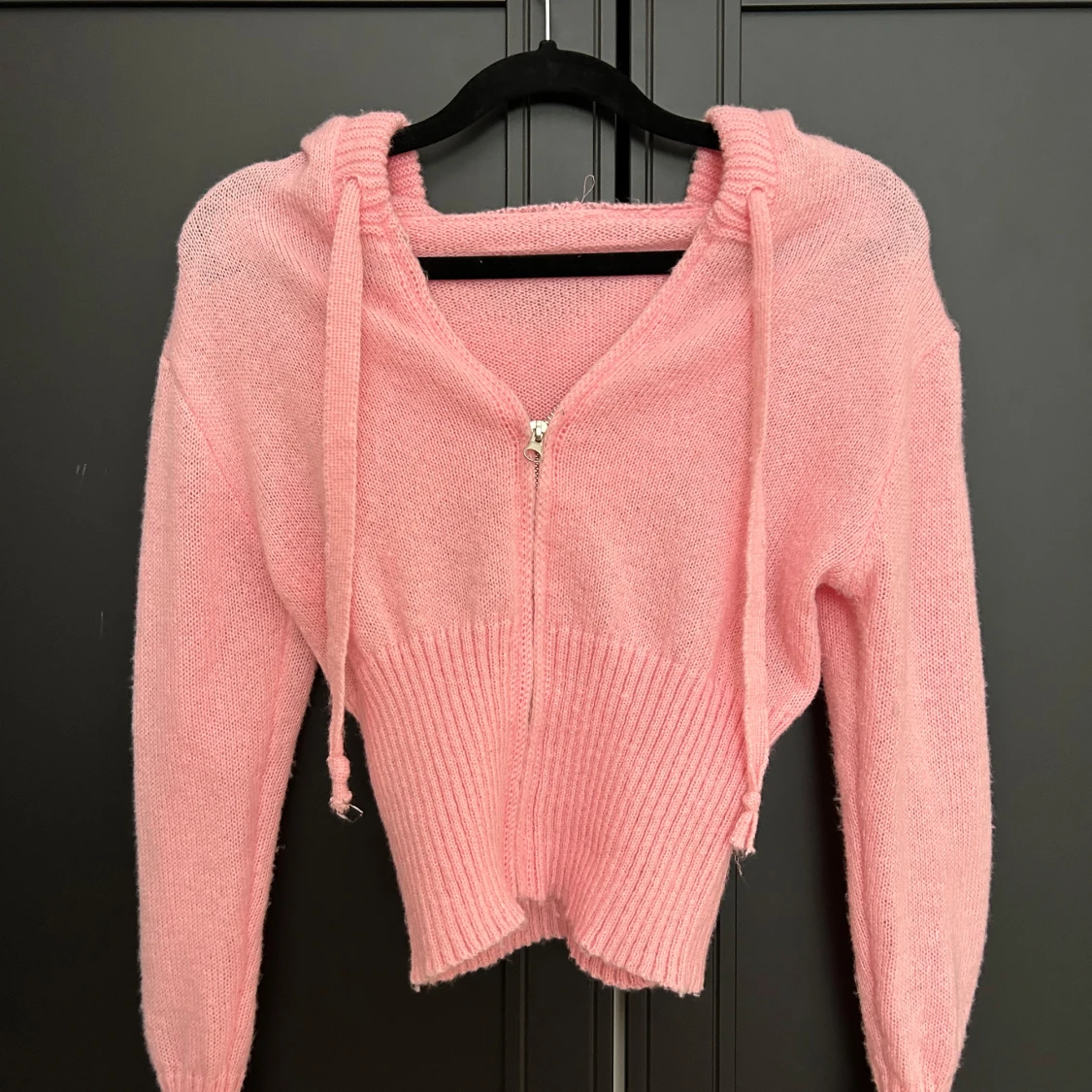 Croppad rosa hoodie med dragkedja - 2