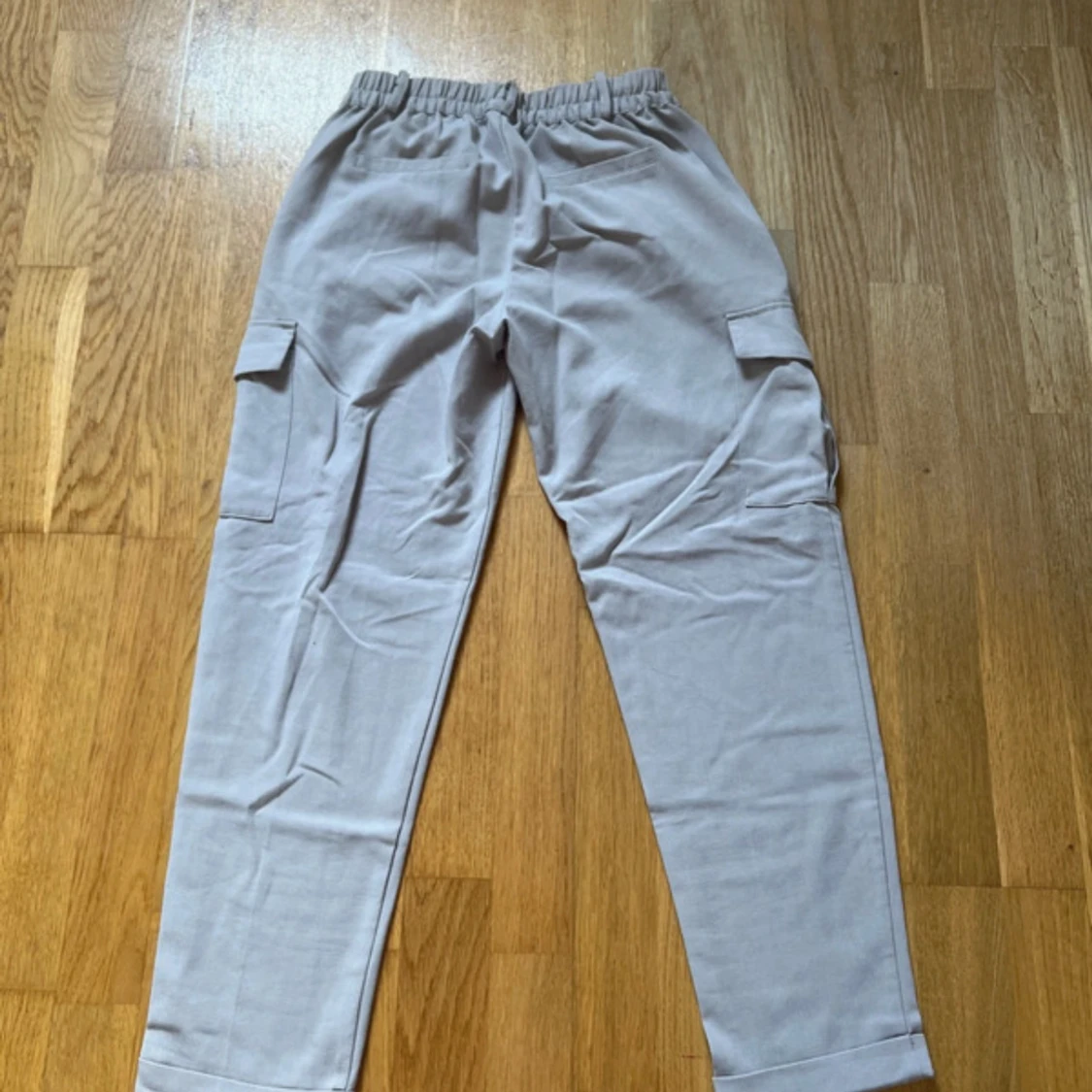 Beige cargopants från Sinsay - 1