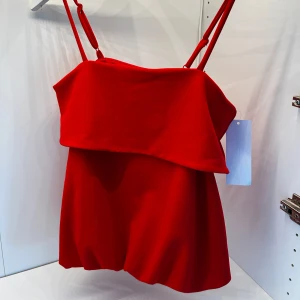 Röd kort topp ifrån bubbelroom - Säljer en skit snygg röd topp ifrån bubbelroom. Aldrig använd och alla lappar sitter kvar. Perfekt till fest eller vardag. 💗