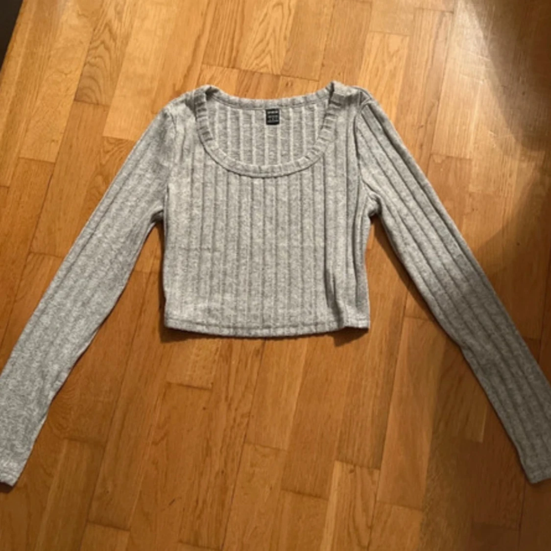 Grå croppad ribbad tröja från SHEIN