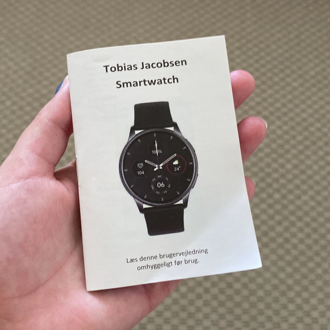 Vit smartwatch från Tobias Jacobsen - 2