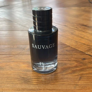 Dior Sauvage Eau de toilette  - Säljer den här 60 ml dior sauvage som har ungefär 55 ml kvar. Maskulin doft.