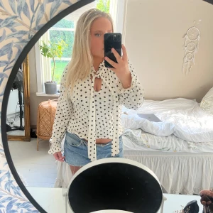 polka dot topp - supersöt polkadot topp! från lindex och knappt använd. från holly & whyte. skriv om du vill ha fler bilder!