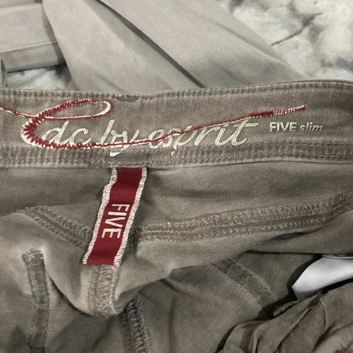 Mörk beige låg midja slim jeans från Esprit - 3