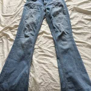 Low waist bootcut jeans - Från lager 157 i low boot storlek xxs. Jättefina men som tyvärr inte kommer till användning. De är lite "bubbliga" på låren (se sista bild) men syns inte när man har de på. Kontakta för fler bilder