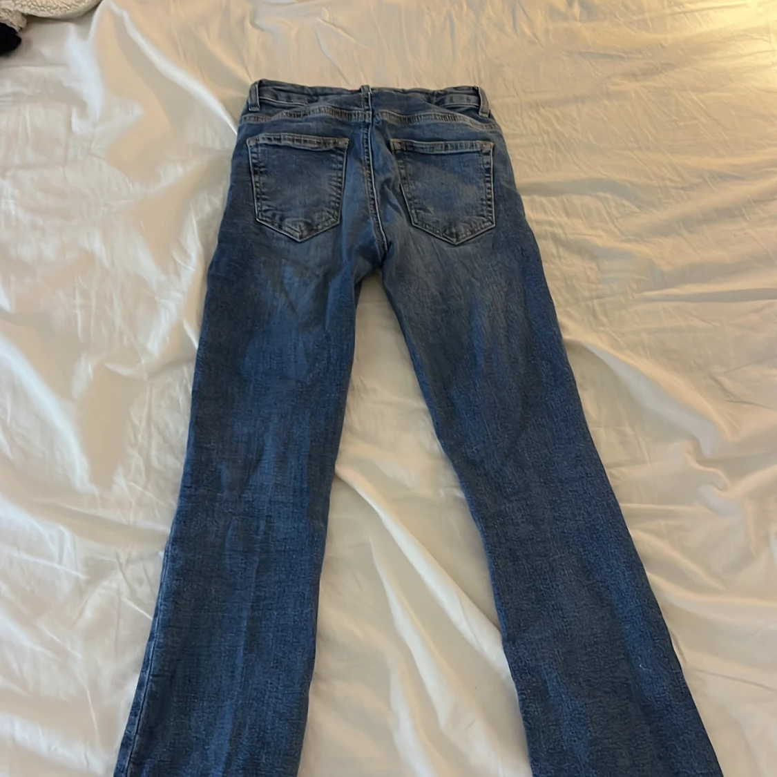 Blå low flare jeans från Grunt - 1