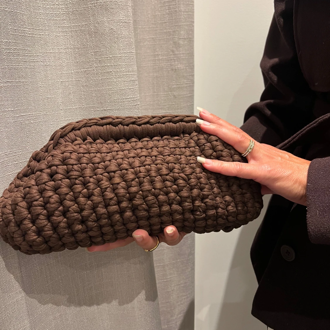 Brun stickad kuvertväska - 4