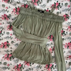 Grön offshoulder topp - Ljusgrön off-shoulder topp från Bik Bok i strl M. Toppen är räfflad/smockad upptill samt har långa ärmar och tunna avtagbara axelband!💞
