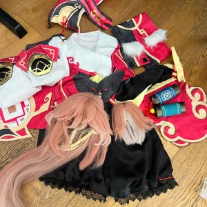 Genshin Impact Yanfei cosplay - Komplett Yanfei cosplay från Genshin Impact. Köpt från doki doki och med en  ljusrosa peruk med två tofsar. Inkluderar emblem, huvudbonad och props som scrolls och öron. Perfekt för konvent och photoshoots. Ända fel är att den saknar en liten paljett på toppen förutom de ingår allt.