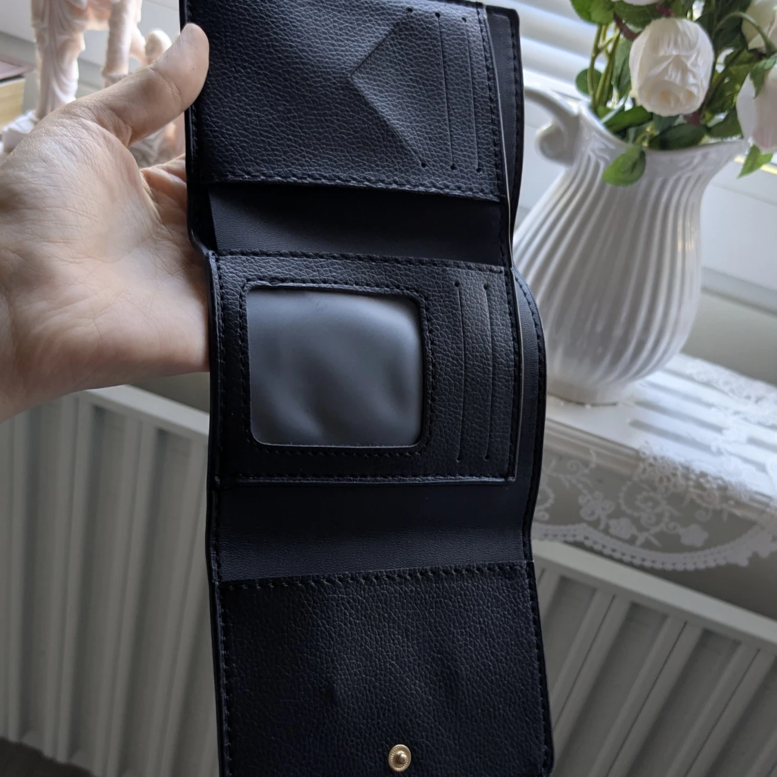 Mörkbrun plånbok med guldfärgad detalj - 3