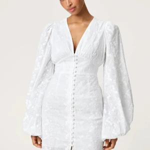 Vit kort klänning med puffärmar från adoore - Superfin vit kort klänning från Adoore med v-ringning, markerad midja och långa puffärmar. Ny utan prislapp! Det går bra att använda köp nu💕