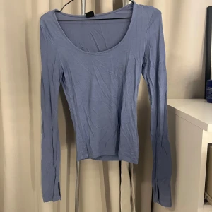 Ljusblå långärmad tröja - Jättefin tröja med slit i ärmarna, köpt på Gina! Soft touch kollektionen