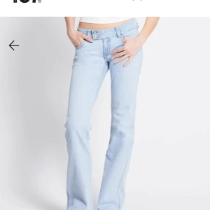 Bootcut ljusblå jeans från Lager 157 - Skit snygga jeans från lager 157. Säljer dessa då jag köpte ett par nya som satt bättre. Hann använda dem ungefär 5 gånger. Skicka ett meddelande om ni vill se bild på dem då jag inte orka ta en bild när jag skulle lägga ut inlägget så det är bara att skriva och fråga🥰 Det är även storlek XSS i full Lenght. Sen kan vi diskutera priset också via dm:)