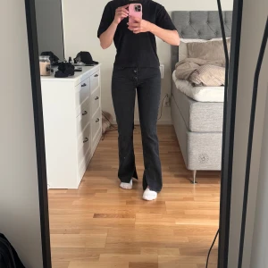 Jeans - Säljer dessa riktigt snygga jeans då dom tyvärr är för små för mig🖤 Köpta från NAKD och är i storlek 32, jag är 160cm och dom är perfekta i längden på mig 