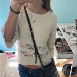 Vit virkad topp från mango - Superfin vit virkad topp från mango med trekvartsärmar. Endast använd fåtal gånger och är som ny