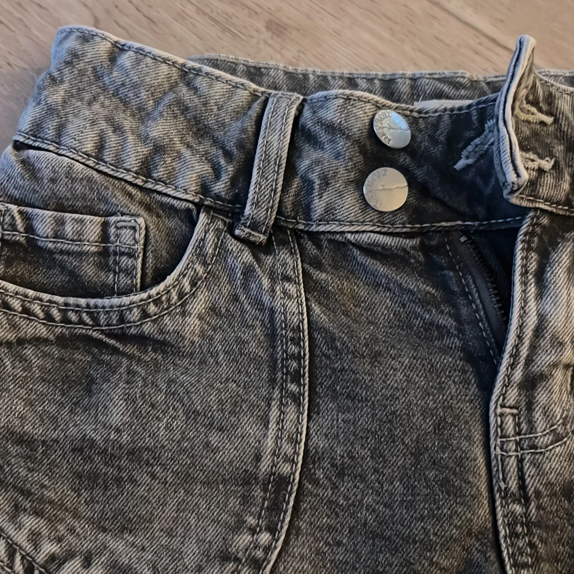 Grå jeansshorts från Lindex - 3