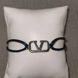 Armband från Valentino - --Outlet--       -- skick:10/10--      --fraktas samma dag, innan kl 14:00--          kom med prisförslag  -- kvitto medföljer --