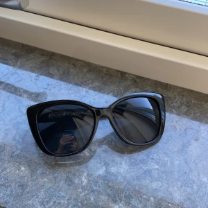 Svarta cat eye solglasögon Glitter - Aldrig använda!!
