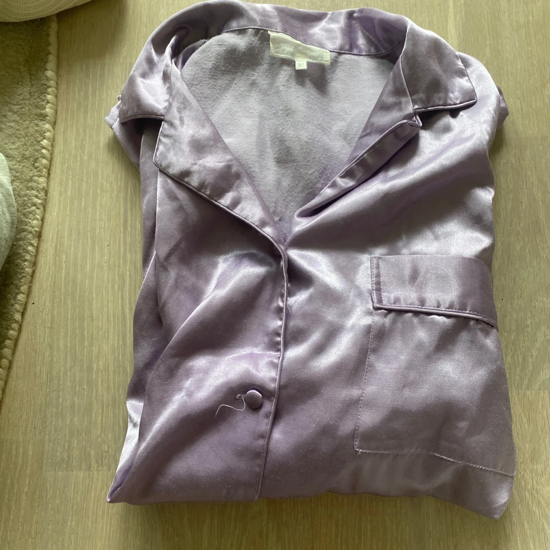 Ljuslila satinpyjamas