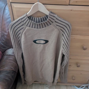 Oakley tröja - Oanvänd. Dessa är ej OG, därav priset.