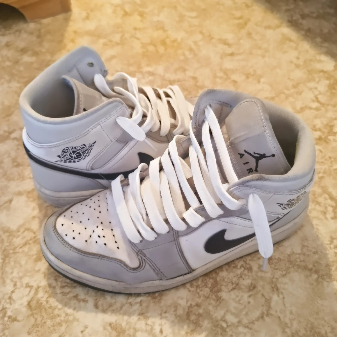 Nike Air Jordan 1 grå och vita sneakers