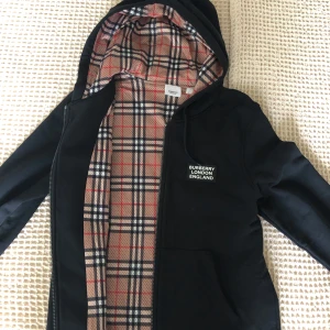 Burberry kofta - Burberry kofta i storlek S, ej använd och är som ny. Hör gärna av er för mer frågor eller bilder! 