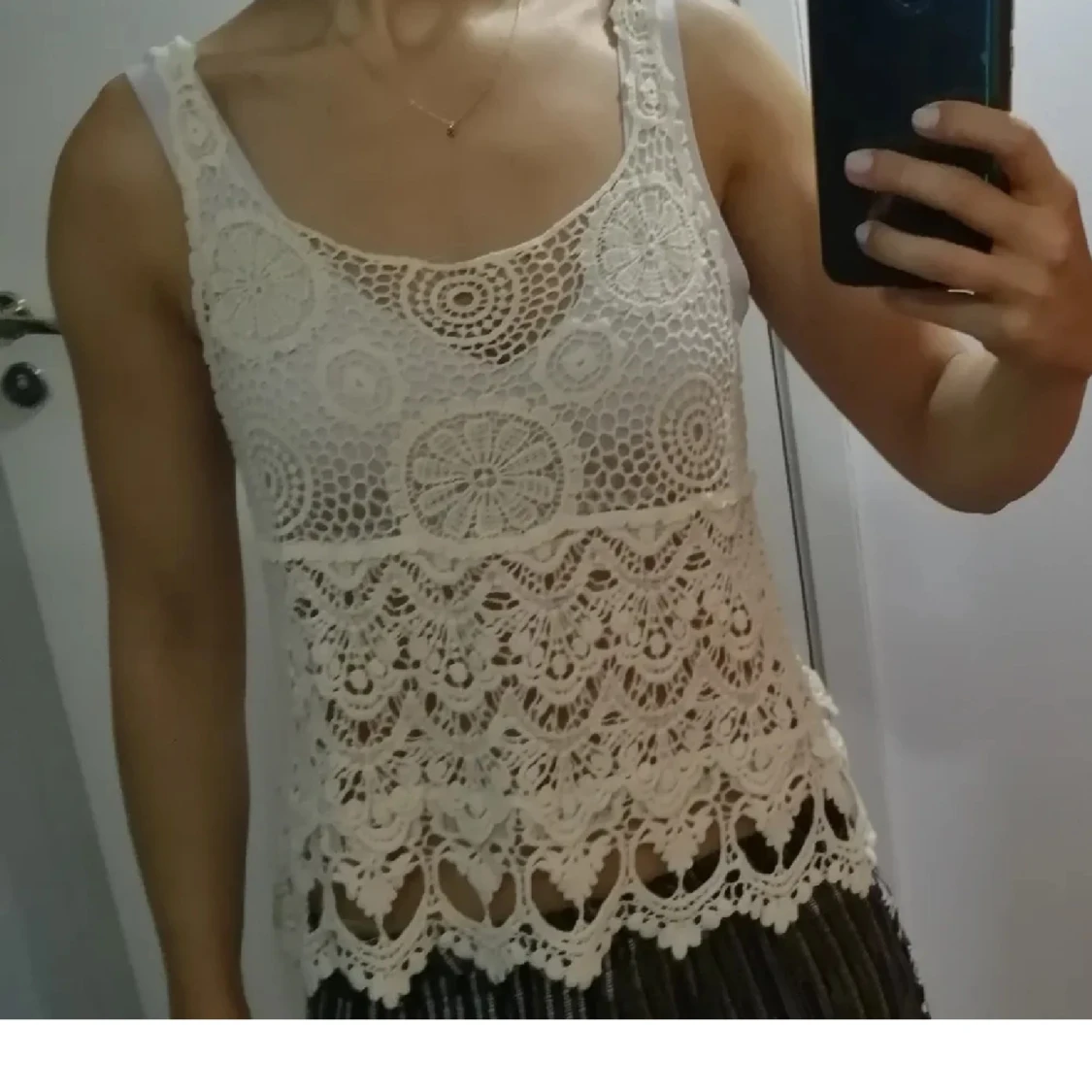 Beige virkad linnetopp med spetsdetaljer - 2