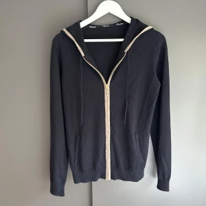 Stenströms Kashmir zip-hoodie - Mycket fint skick, inga defekter. Storlek S passar dig som är mellan 178-188cm. Nypris ca 4000kr. Modellen är 185 cm, 79 kg. Skriv för mer information!🤝