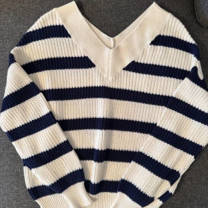 Randig stickad tröja från Amisu - Randig grov stickad tröja från Amisu i storlek M. Köpt för länge sedan, säljer eftersom den är för liten💗