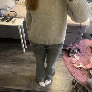 True religion jeans - Low rise True religion jeans i storlek 27 och modell joey. Lite slitna längst ner på benen men annars bra skick, säljer för jag de sitter lite stort på mig💗💗