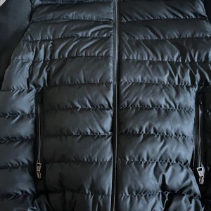Moncler Cardigan  - Moncler Cardigan i storlek XL, passar även XXL, Använd någon gång, perfekt plagg för höst o vår. Pris kan diskuteras vid snabb affär. 