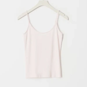 Ljusrosa  linne XS - Supersnygg ljusrosa linnetopp med smala axelband och croppad passform.Mjuk och stretchig bomull som känns skön mot huden. Perfekt för varma dagar.