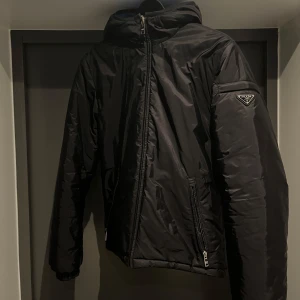 Svart Prada jacka - Prada jacka i mycket bra skick, säljer för växt ur den. Storlek 46