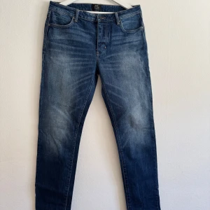 Jeans - Neuw - Ray Straight - Mörkblå jeans från Neuw. Klippta i hälen. Strl L33 W34. Mycket bra skick bortsett från hälen.
