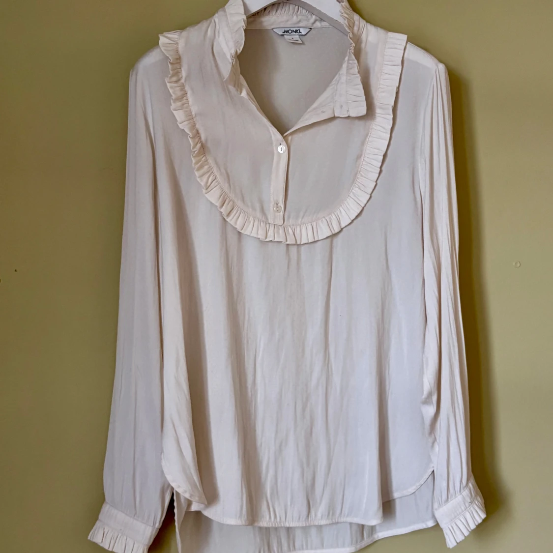 Vit volangskjorta från Monki