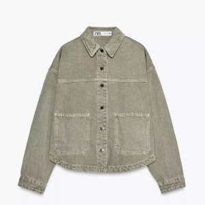 Grön jacka från Zara - Säljer en grön jeansjacka från Zara med klassisk krage, stora framfickor och knappar hela vägen. Jackan har en loose passform och är tillverkad i jeansmaterial som ger en cool och avslappnad vibe. Perfekt att slänga över en hoodie eller t-shirt.