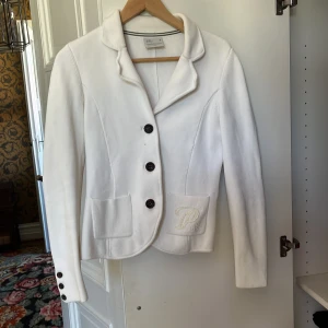 Vit kavajjacka från Peak Performance - Snygg kavaj, den är i M men passar bättre till en S