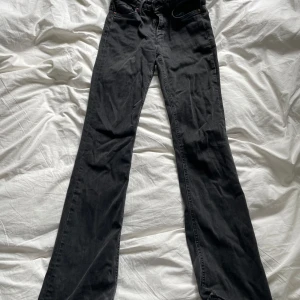 Svarta bootcut jeans - Svarta bootcut jeans från Lindex. Så sköna och stretchiga. Slitna längst ned och i sidan❤️