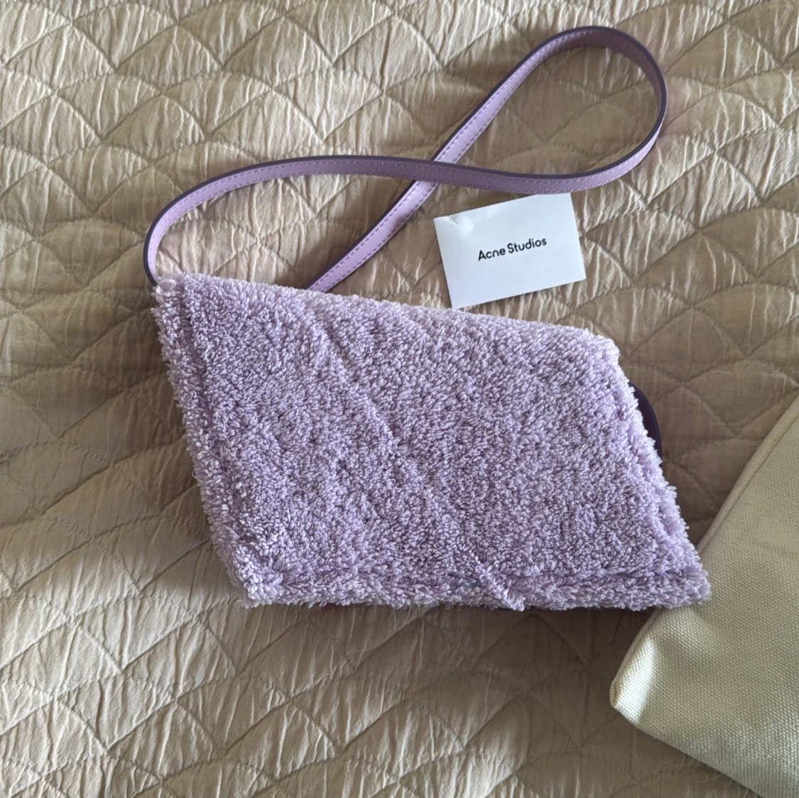 En helt ny ljuslila axelväska Acne Studios - 2