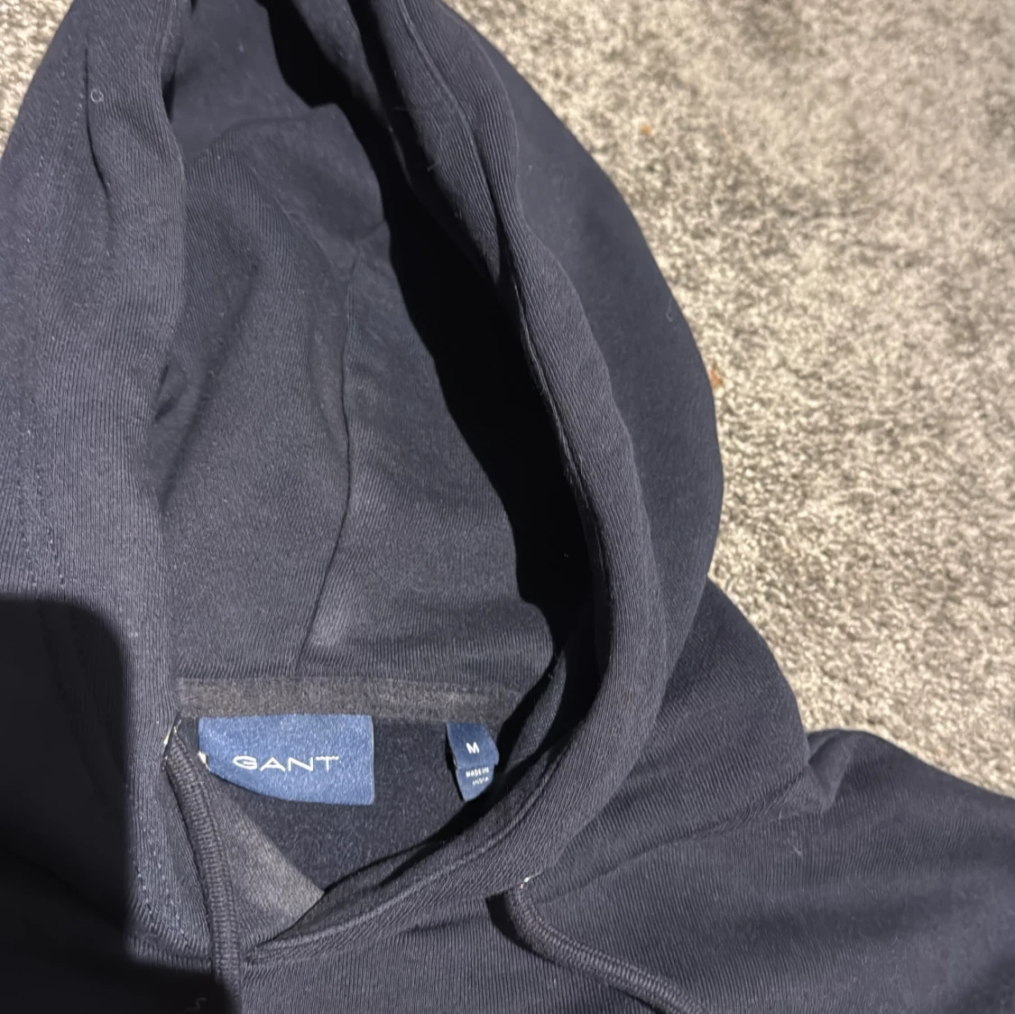 Mörkblå hoodie från GANT med huva - 1