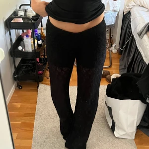 Spetsbyxor - Säljer mina spetsbyxor pga att de inte längre används!! Dem är från aware och är i väldigt fint skick, dock vill jag bara tillägga att dem är lite slitna nere vid fötterna men det är inget man lägger märket till!! ☺️ jag är 161!! 