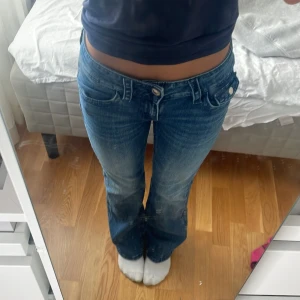 Blå bootcut jeans från Gina Tricot - Säljer ett par snygga blå jeans från Gina Tricot i storlek 158. Modellen är bootcut med låg midja och har coola detaljer på baksida. Använts 0 gånger pågrund av fel storlek. Diskuterar gärna pris 💕