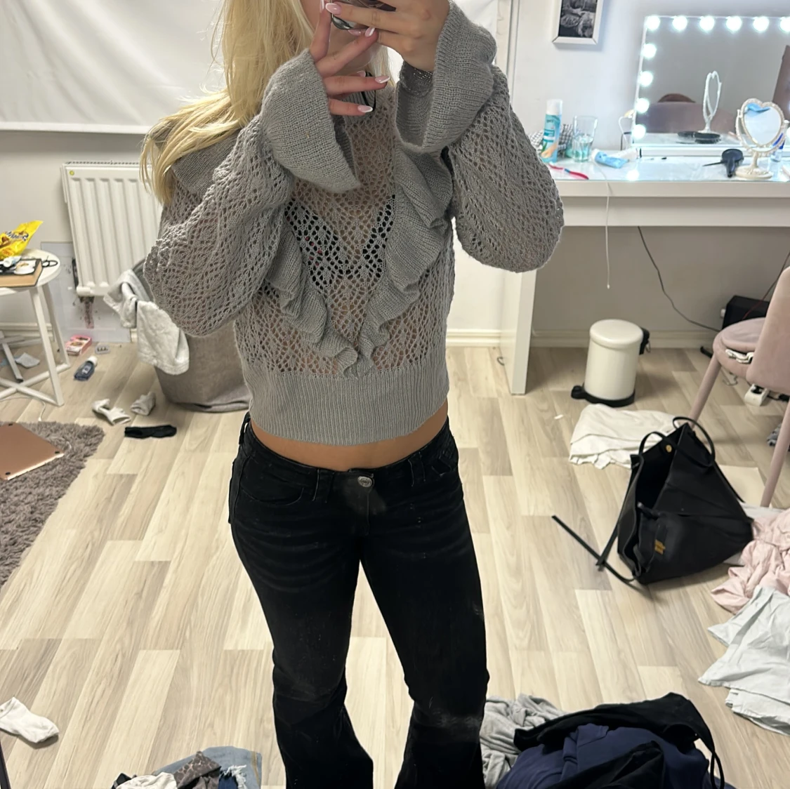 Grå stickad tröja med volanger