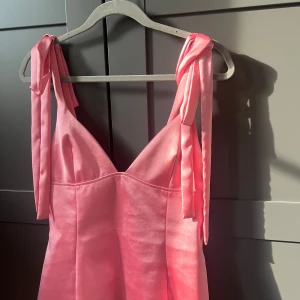 Rosa omlottklänning med knytband - Så fin topp! Helt oanvänd och med prislapp kvar ❣️