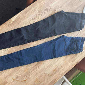Svarta och blå skinny jeans - Två par jeans , ett par svarta och ett par mörkblå. Båda har klassisk femficksdesign, smal passform och normal midja. Materialet är stretchigt jeans för en bekväm känsla och snygg siluett. Perfekt för dig som gillar stilrena och enkla jeans.