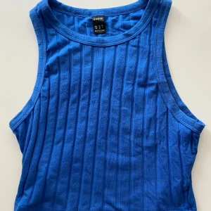 Tre pack ribbade linnen Shein - Tre pack linnen från Shein i storlek xs. Ett blått, ett rosa och ett brunt linne. Dem är kroppade och sitter smickrande på kroppen. Bra skick! 