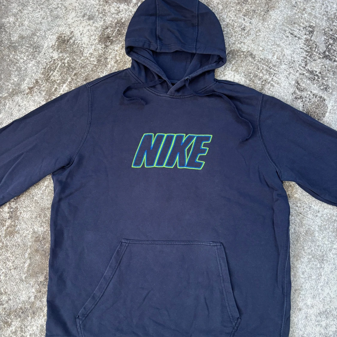 Mörkblå Nike hoodie med grön logga - 1