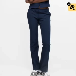 Svarta Populära Lågmidjade kostymbyxor - Väldigt populära svarta kostym byxor från bikbok! Väldigt fina och i bra skick! Storlek 34