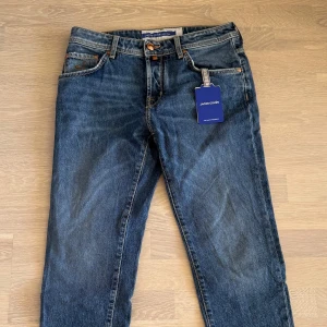 Jacob cohen jeans - Jacob cohen jeans i modellen ”Scott”. I mycket bra skick, sällan använda. Kvitto, tags mm finns.